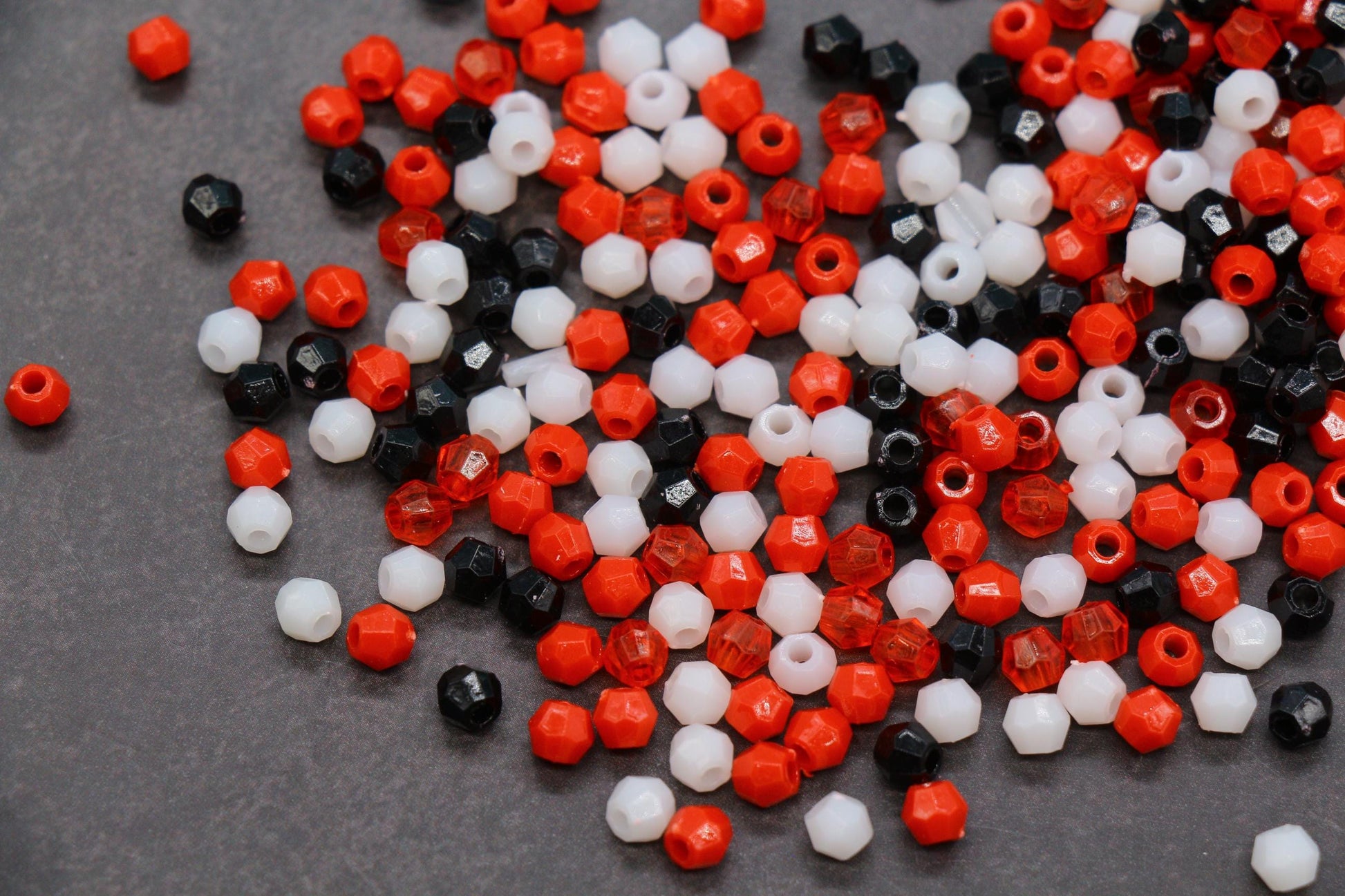 4mm Red Black White Mix Faceted Beads, Acrylic Plastic Beads for Jewelry Making #3418