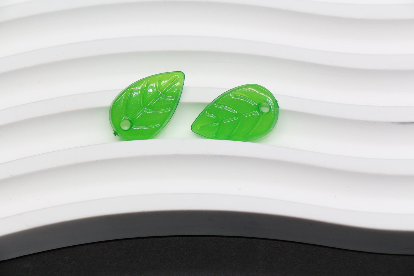 Green Leaf Acrylic Beads, Translucent Leaf Charm Beads for Jewelry Making, Nature DIY Craft Supplies