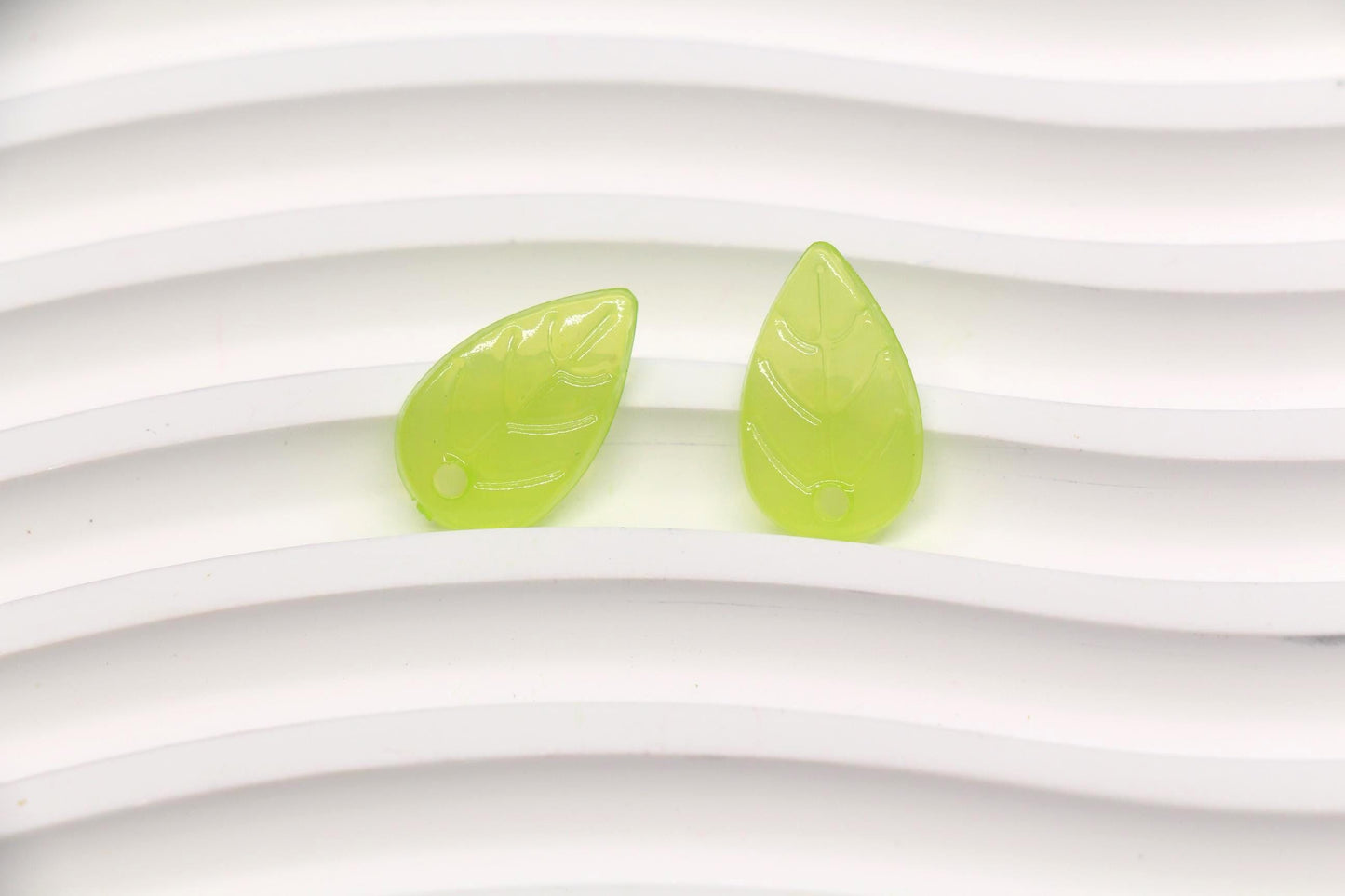 Green Leaf Acrylic Beads, Translucent Leaf Charm Beads for Jewelry Making, Nature DIY Craft Supplies