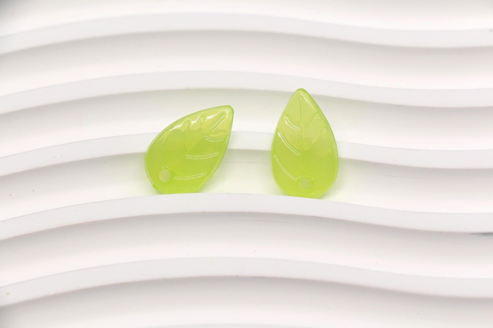 Green Leaf Acrylic Beads, Translucent Leaf Charm Beads for Jewelry Making, Nature DIY Craft Supplies
